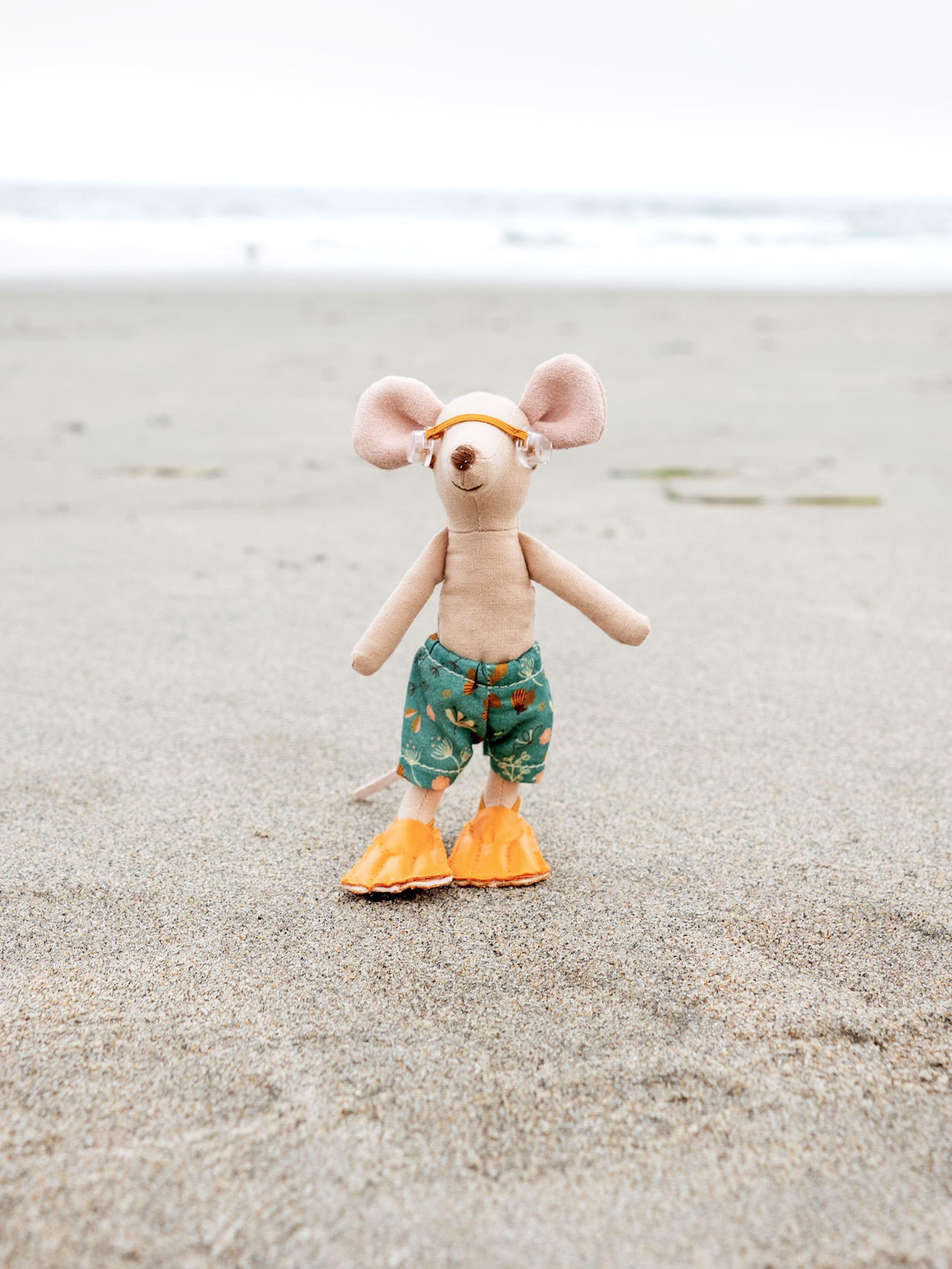 Maileg Beach Mouse Big Brother in Cabin de Plage